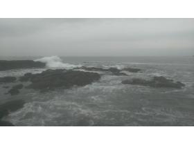 台風間近の黒崎の鼻